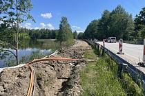 Nová stezka pro cyklisty i chodce vede za svodidly podél hlavní silnice z Třeboně na Jindřichův Hradec.