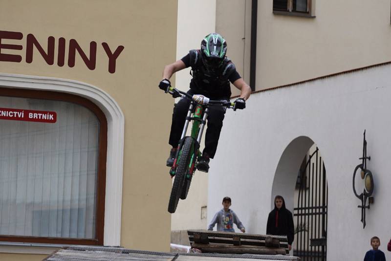 Z jízdy odvážných bikerů, kteří se řítili z dačické věže až na náměstí, se mnohdy tajil dech.