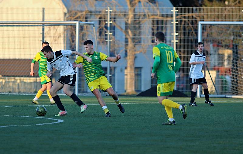 Fotbalisté Třebětic (v zelenožlutém) zahájili jaro excelentně. V dohrávce 12. kola na třeboňské umělce rozdrtili českobudějovickou Lokomotivu 9:1.