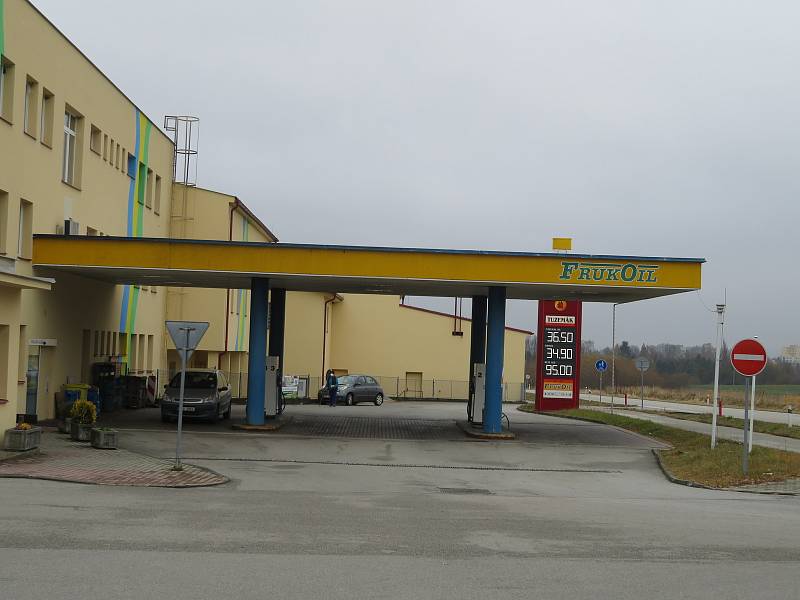 Podniková prodejna a čerpací stanice Fruko-Schulz v Jindřichově Hradci.
