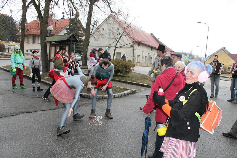 Sobotní masopust ve Stráži začínal před radnicí. Maškary dostaly od starosty města povolení k obchůzce, která má přivolat jaro a zajistit dobrou úrodu.