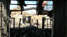 V neděli 27. září ještě celý den hasiči dohašovali požár budovy starého kravína u České Olešné, na pomoc povolali těžkou techniku.