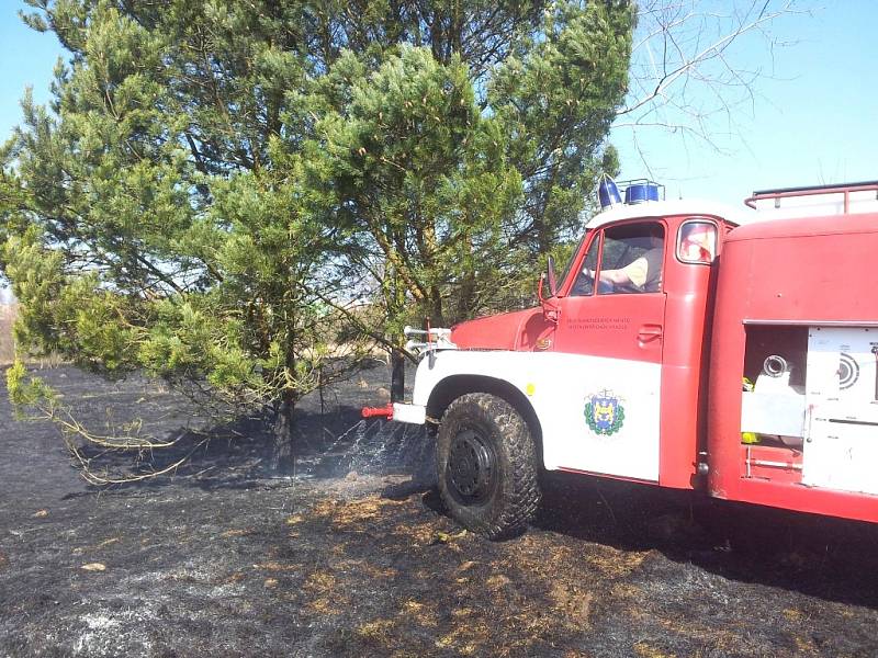 Zásah profesionálních a dobrovolných hasičů z Jindřichova Hradci při požáru suché trávy na vojenském cvičišti. 
