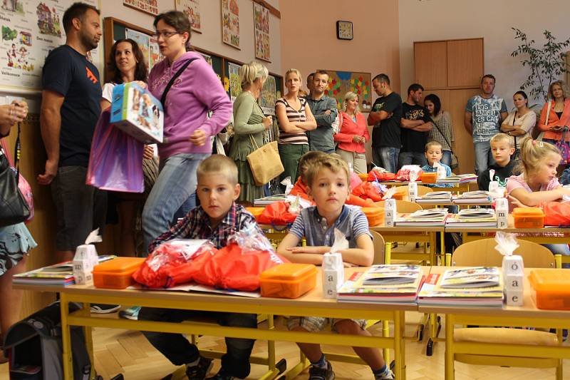 Prvňáčci dnes poprvé přišli také do 2. ZŠ v Jindřichově Hradci.