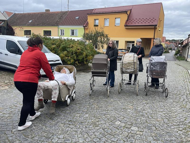 Na srazu kočárků byla k vidění téměř třicítka kousků.