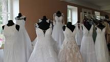 Jindřichohradecký svatební salon navštěvují v těchto dnech budoucí nevěsty i maturantky.