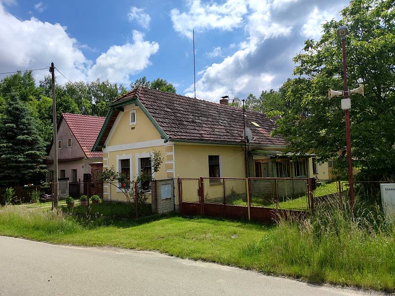 Cyklisté mířící ze Staré Hlína do Třeboně již brzy nebudou muset vjíždět na velmi frekventovanou silnici I. třídy spojující lázeňské město s Jindřichovým Hradcem.  Na snímku je stávající část procházející Novou Hlínou.