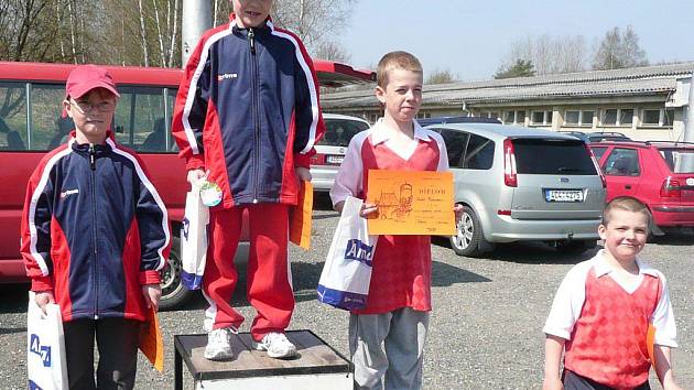 Na snímku nejúspěšnější trojice ze závodu přípravek: (zleva) druhý Adam Mikulášek, vítěz Vít Mikulášek (oba Staré Město) a třetí Tomáš Pscheidt ze Železné Rudy. 