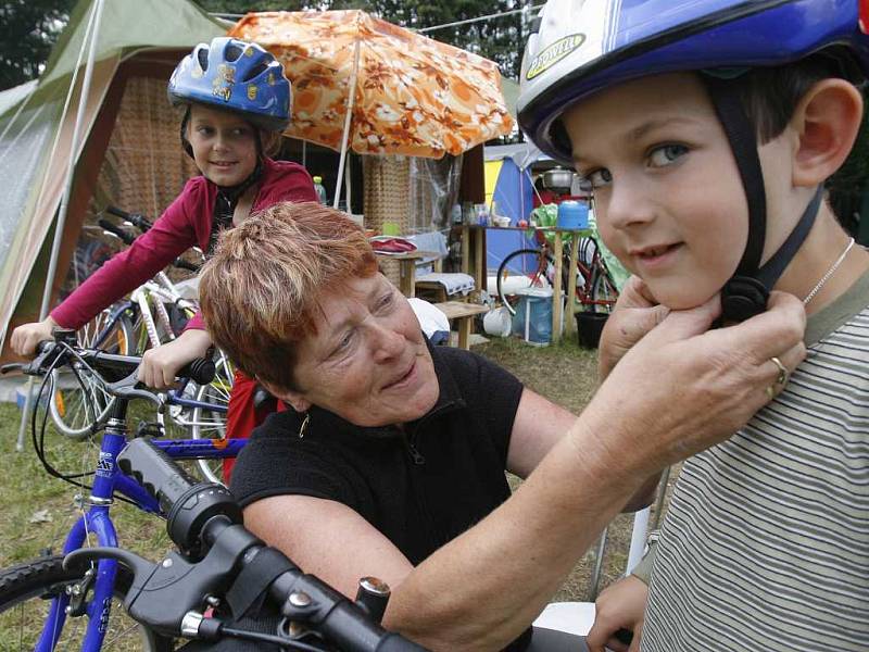 Táborníci v kempu Hejtman - jih v Chlumu u Třeboně.