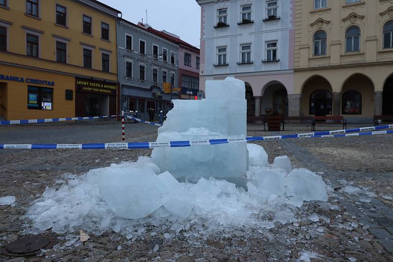 Ledový anděl na hradeckém náměstí Míru se změnil v hromadu tříště.