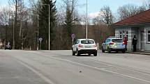 V pátek v poledne byl hraniční přechod s Rakouskem v Nové Bystřici téměř prázdný. Během hodiny tu oběma směry projelo jen několik aut.