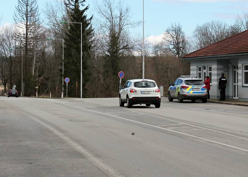 V pátek v poledne byl hraniční přechod s Rakouskem v Nové Bystřici téměř prázdný. Během hodiny tu oběma směry projelo jen několik aut.