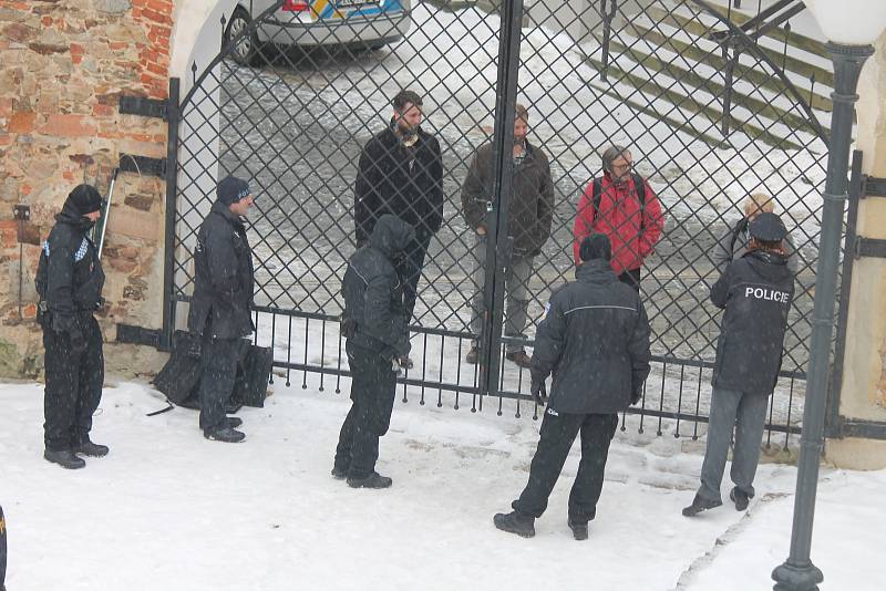 Odchyt lišky, která se kolem patnáctého poledníku toulala od úterního rána, nebyl pro zasahující policisty nikterak snadný.