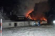 Požár v Horní Radouni zničil obytnou část i stodolu.