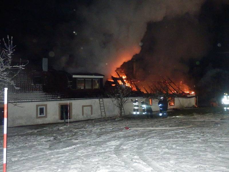 Požár v Horní Radouni zničil obytnou část i stodolu.