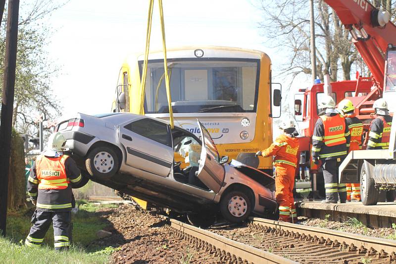 Řidič při střetu s vlakem na přejezdu v Suchdole nad Lužnicí zemřel.