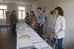 Volební okrsky v Hradci kontroluje výprava z úřadu v čele se starostou Stanislavem Mrvkou. V místní části Dolní Skrýchov odvolilo půl hodiny po začátku voleb šest voličů.