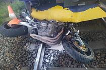 Srážka motorkáře s vlakem zastavila dopravu na silnici z Veselí na Řečici.