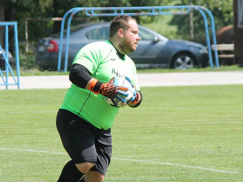 Fotbalisté Buku (v modrobílém) v úvodním kole I. B třídy doma v derby remizovali s Horním Žďárem 1:1.