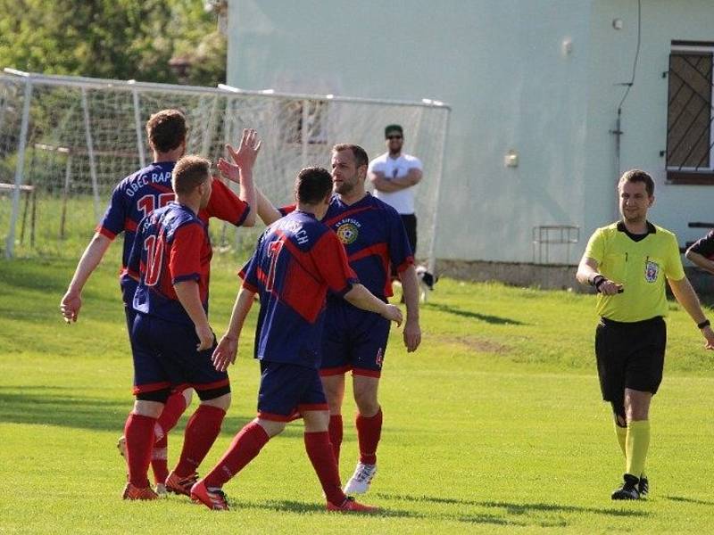 Fotbalisté Rapšachu (v modročerveném) si doma poradili se společným týmem velenického béčka a Nové Vsi, který porazili jednoznačně 4:0.