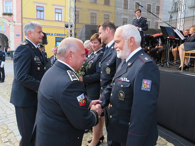 V rámci oslav města Jindřichův Hradec a připomenutí 30. výročí vzniku moderní policie uniformovaní policisté a členové Hradní stráže koncertovali na náměstí Míru. Předány byly i ceny Policista roku 2020.