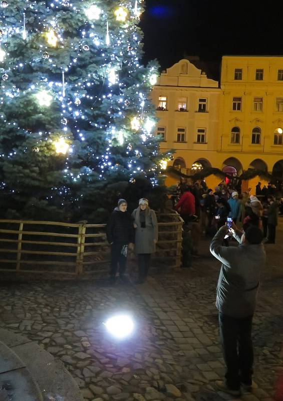 Během sobotního podvečera se rozzářil v Jindřichově Hradci vánoční strom. Krásná je i světelná výzdoba v celém centru.