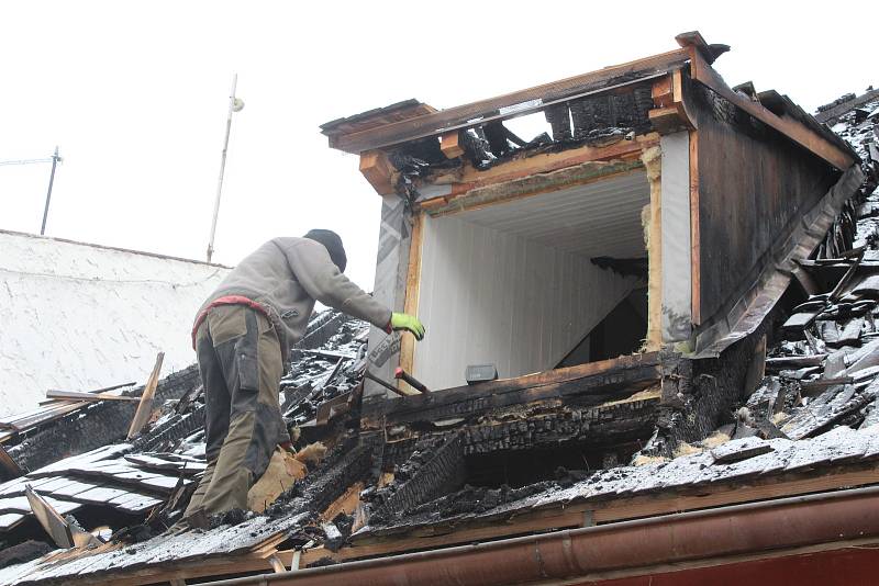 Pracovníci firmy v těchto dnech postupně rozebírají střechu poničenou plameny.