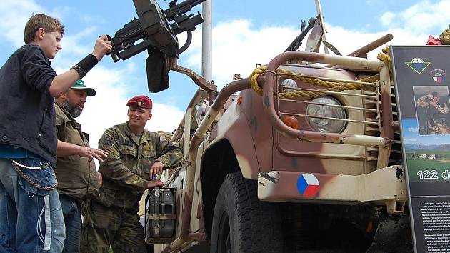 Vojáci ze 43. výsadkového mechanizovaného praporu v Chrudimi přijeli do J. Hradce podpořit výstavu fotgrafií z Afganistánu. 