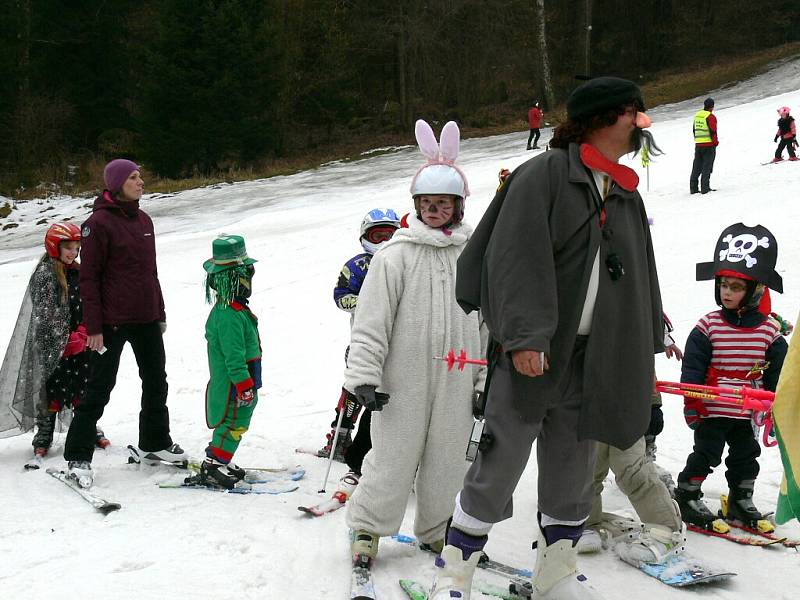 Maškarní karneval na sjezdovce v Nové Bystřici.