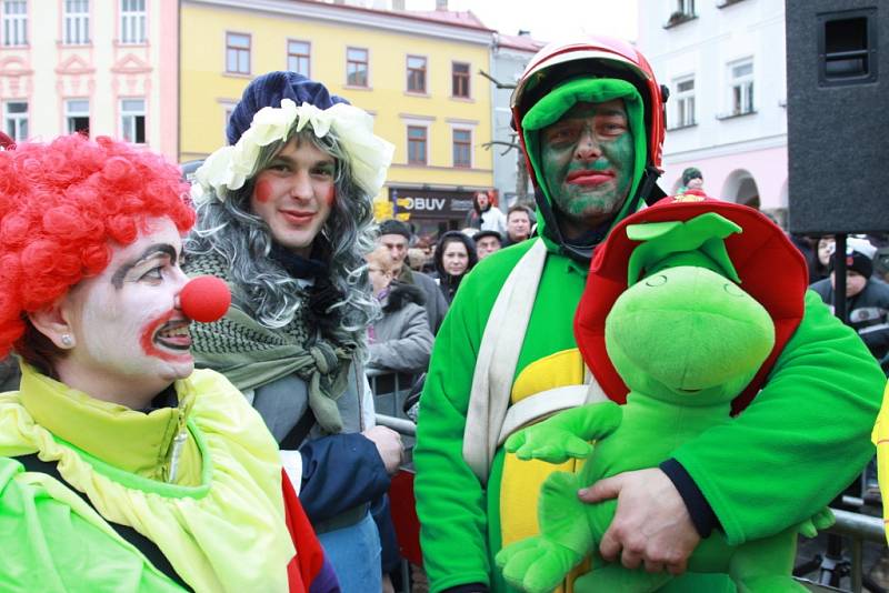 Masopustní průvod centrem Jindřichova Hradce skončil na náměstí Míru, kde se konaly soutěže v pojídání zabijačkových specialit.