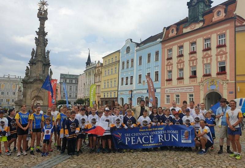 Peace Run štafetový běh s hořící pochodní, který se běží přes sto padesát zemí světa, měl zastávku v úterý 11. srpna na jindřichohradeckém náměstí.
