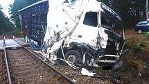 Střet kamionu s vlakem na železničním přejezdu u Suchdola. 