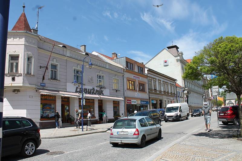 Krásné počasí táhlo lidi ve středu do centra Jindřichova Hradce nejen na zahrádky.