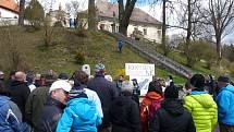 NA ČERTŮV KÁMEN se v sobotu z Lodhéřova na Jindřichohradecku vydalo zhruba osm desítek lidí v rámci Pochodu proti úložišti. Právě zde se nachází jedna z vytipovaných lokalit s názvem Čihadlo pro trvalé hlubinné úložiště radioaktivního odpadu. 