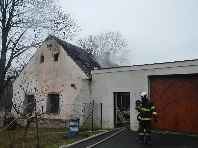 Požár stavení v Pleších způsobil škodu za 400 tisíc korun.