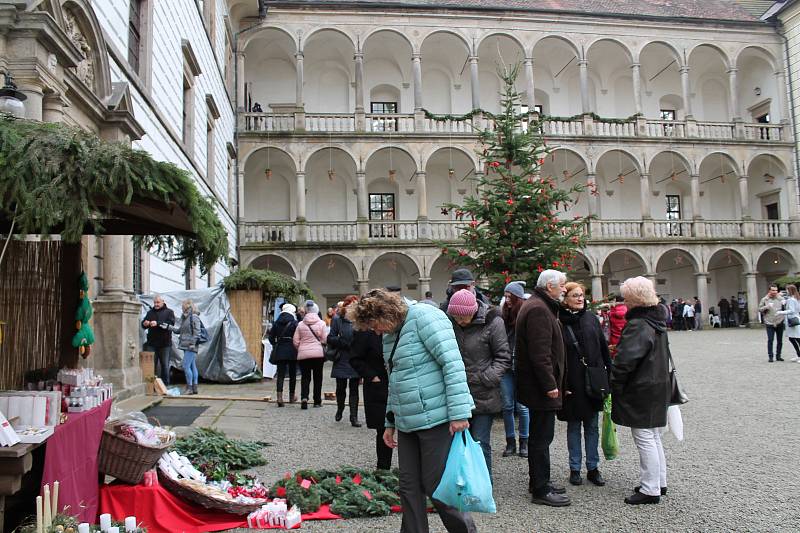 Hradec zaplnily vánoční trhy.