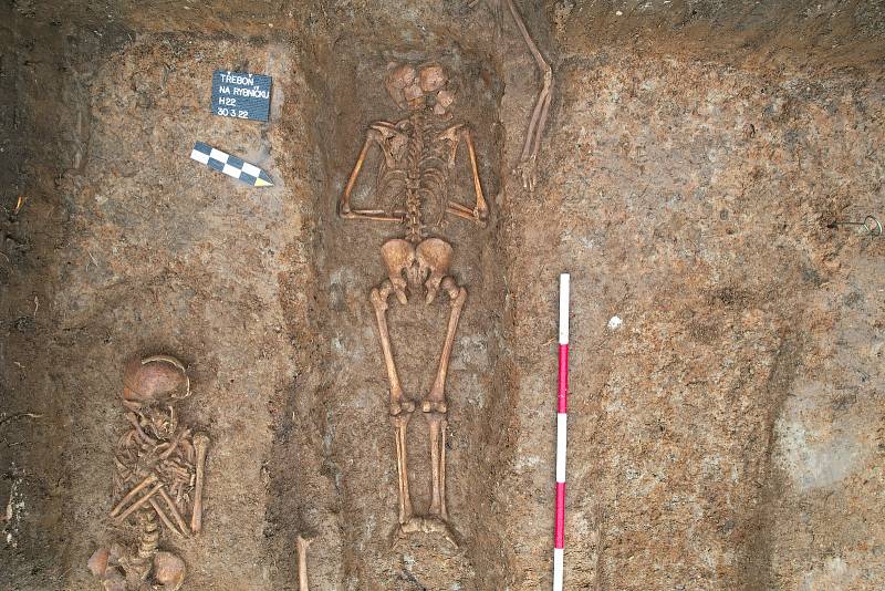 Za hřbitovní zdí našli archeologové téměř třicítku lidských koster, některé hroby vykazovaly anomálie.