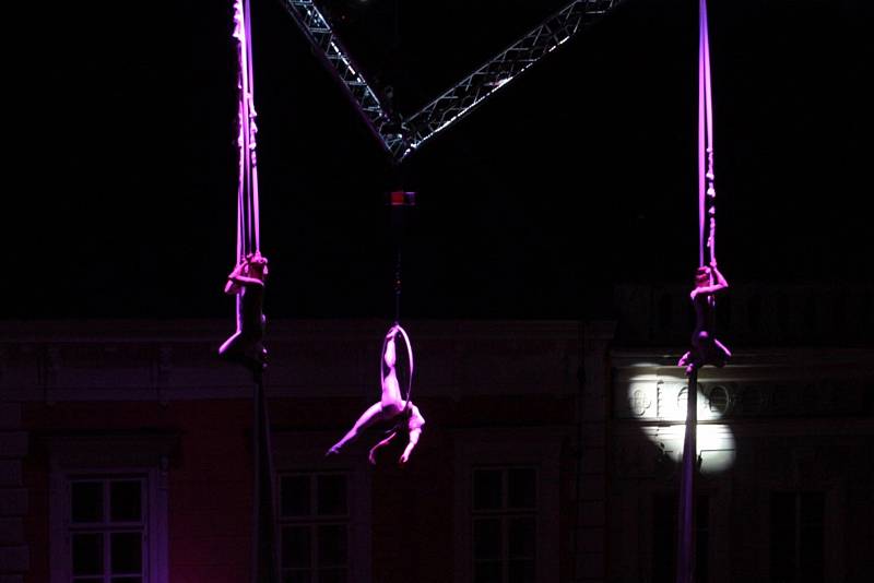 Dechberoucí vystoupení se odehrálo nad hlavami diváků na náměstí Míru v Jindřichově Hradci, kde se představili akrobati na šálách.