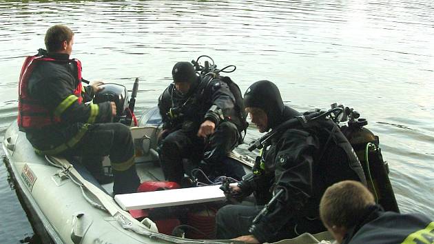 NA STAŇKOVSKÝ RYBNÍK se vydali policejní potápěči, aby ze dna vyzdvihli potopenou pramici. Na člunu je odvezli k místu tragédie, kde se loď převrátila, suchdolští dobrovolní hasiči.