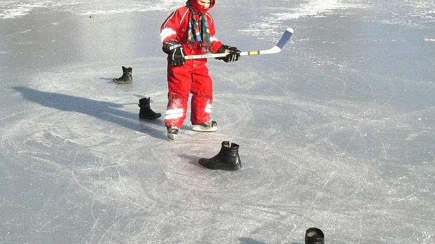Šestiletý hokejista Pavel Valevaty trénoval ve čtvrtek i na zamrzlém rybníku Vajgar.