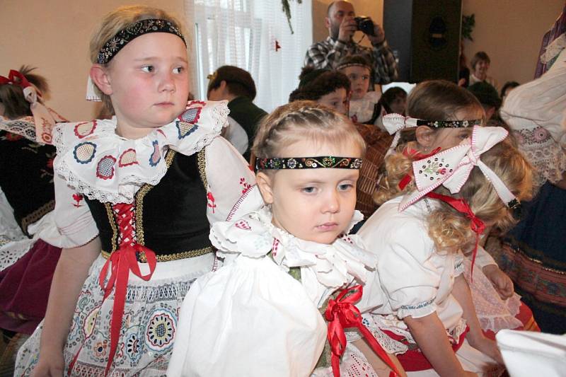 Krojová družina z Jarošova nad Nežárkou vystoupila s programem Od Kateřiny k Vánocům.
