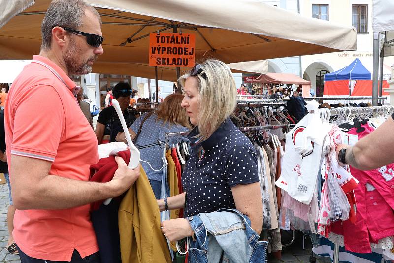 Trhy na náměstí v Třeboni navštěvují tisíce lidí z blízkého i širokého okolí.