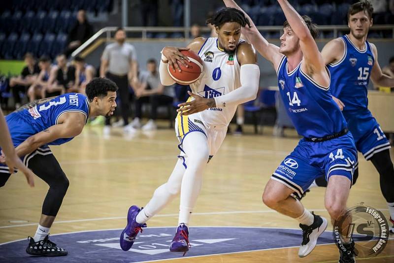 Basketbalisté GBA Fio banka Jindřichův Hradec v dramatické pohárové bitvě podlehli favorizovanému pražskému USK až v prodloužení.