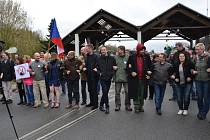 V sobotu odpoledne se sešla zhruba stovka lidí, aby v pokojné demonstraci zablokovala hraniční přechod v Českých Velenicích na protest proti liknavosti vlády ohledně přílivu nelegálních migrantů. 