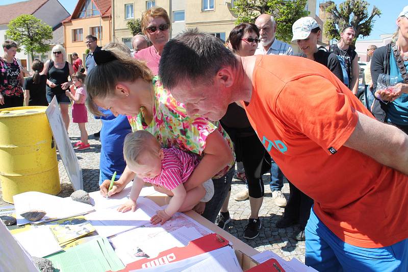 V Deštné se lidé sešli při protestu proti vybudování úložiště jaderného odpadu.