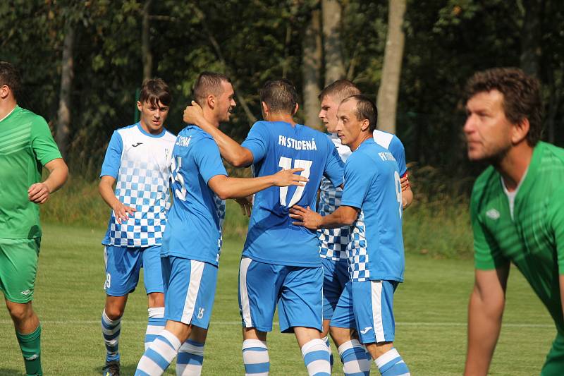 V úvodním kole I. B třídy fotbalisté Studené (v modrobílých dresech) na svém stadionu porazili Lomnici 5:2.