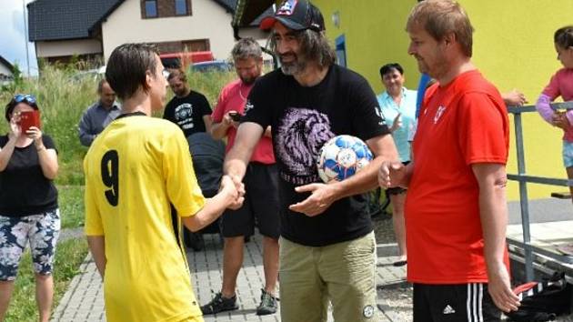 Ve Strmilově uspořádali žákovský fotbalový turnaj, jehož patronem byl herec Jakub Kohák.