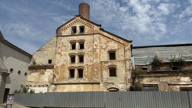 Roky čeká na opravu chátrající bývalý zámecký pivovar. Jeho rekonstrukce by měla začít už na jaře.
