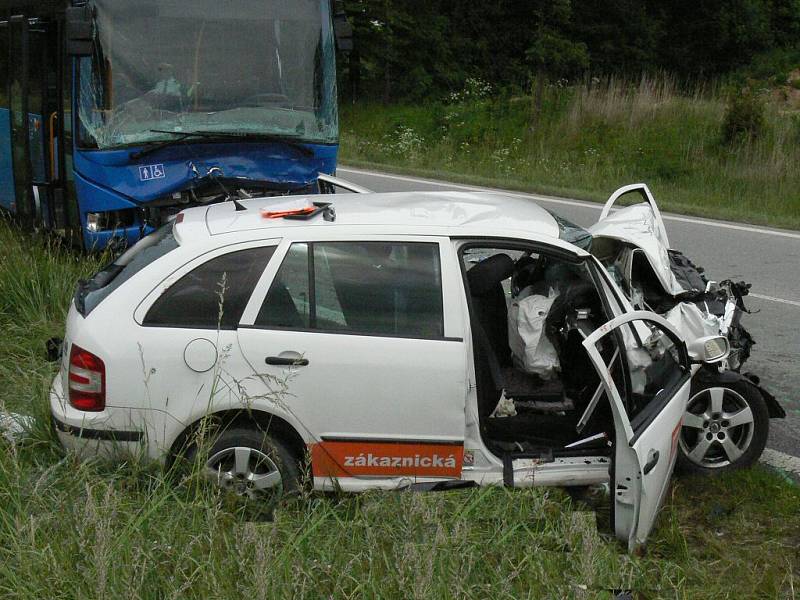 Tragický střet osobního auta s autobusem u Rodvínova si vyžádal tři lidské životy.