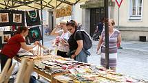 Trhy na náměstí v Třeboni navštěvují tisíce lidí z blízkého i širokého okolí.